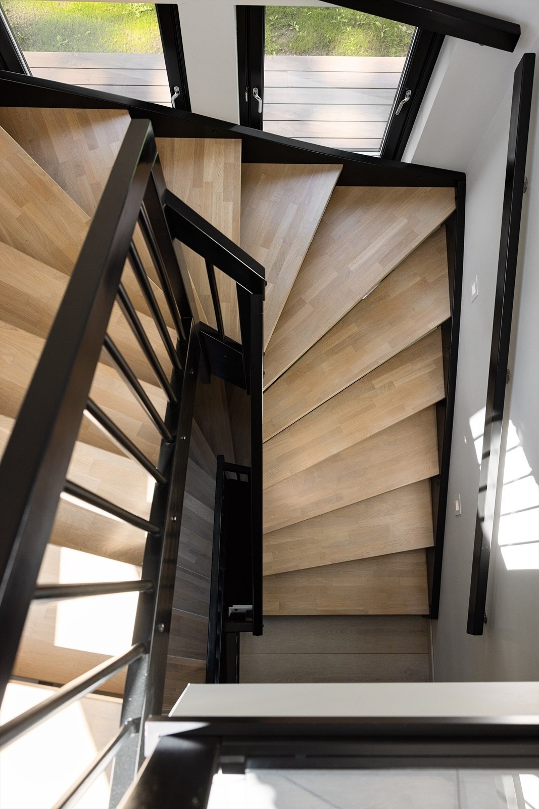 Boligen har en gjennomgående tretrapp som er malt i en stilren farge, og binder etasjene sammen på en harmonisk og helhetlig måte. Galleribilde