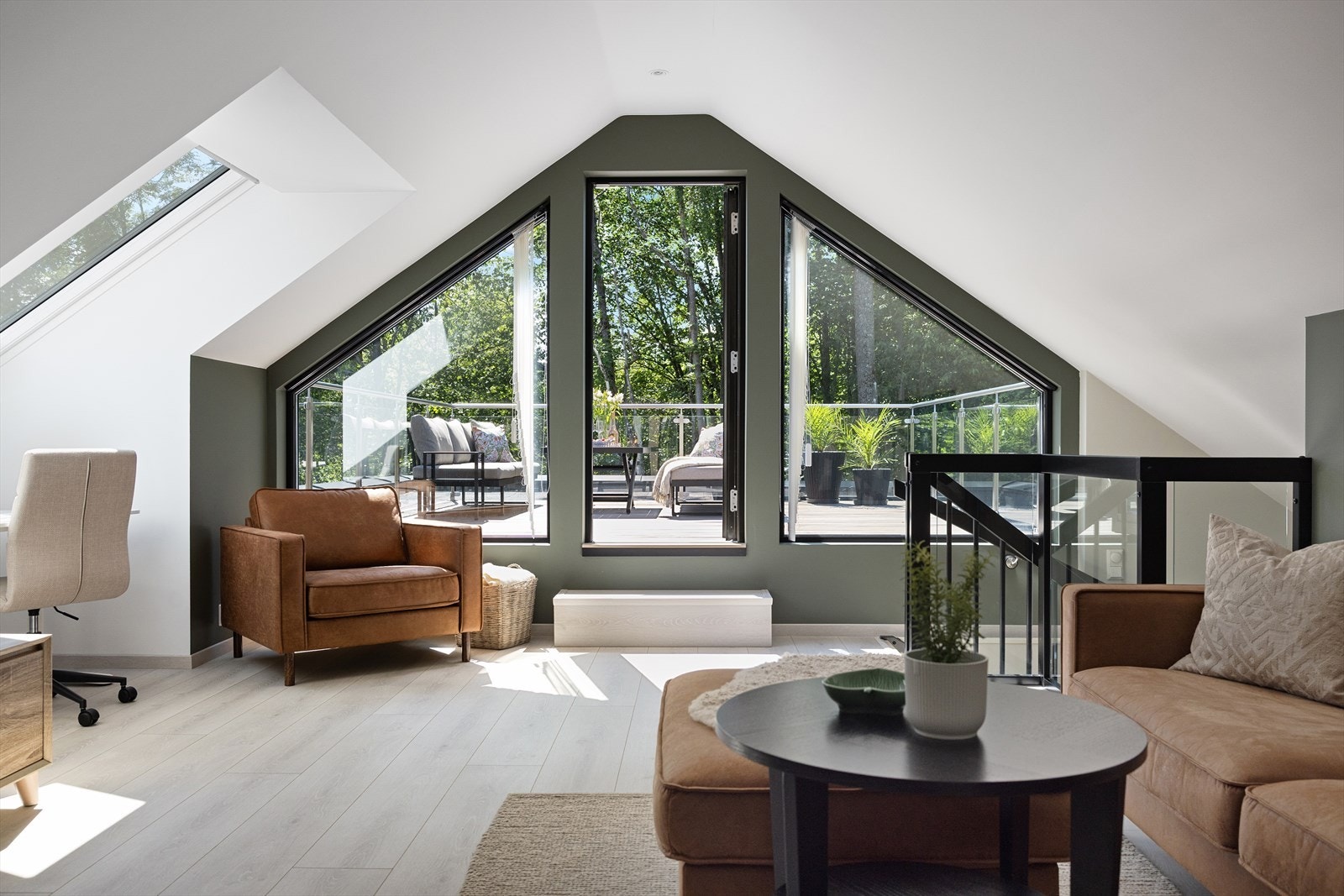 Rommet har god plass til lek, oppbevaring og møblering med for eksempel sofa, TV-løsning eller skrivebord, slik at det kan tilpasses ulike behov for både avslapning og aktiviteter. Galleribilde