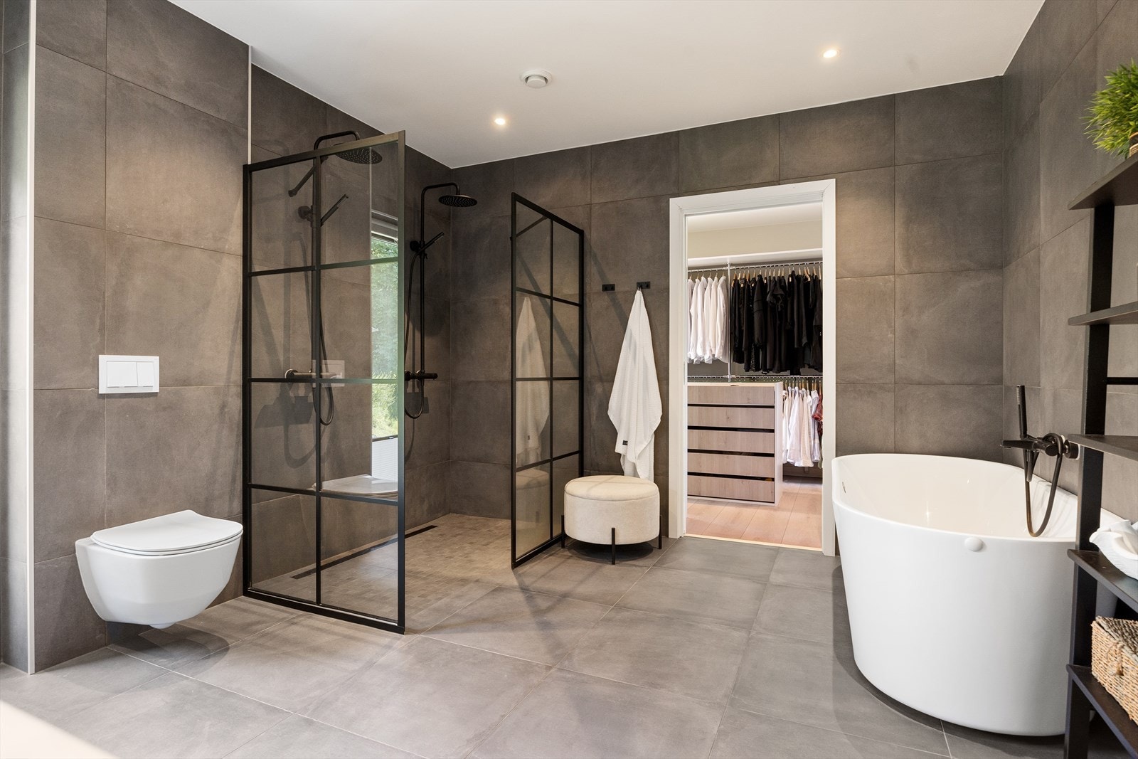 Badet fremstår som delikat og innbydende, med flislagte overflater, downlights i himling og elektriske varmekabler som sørger for en lun og komfortabel temperatur. Galleribilde