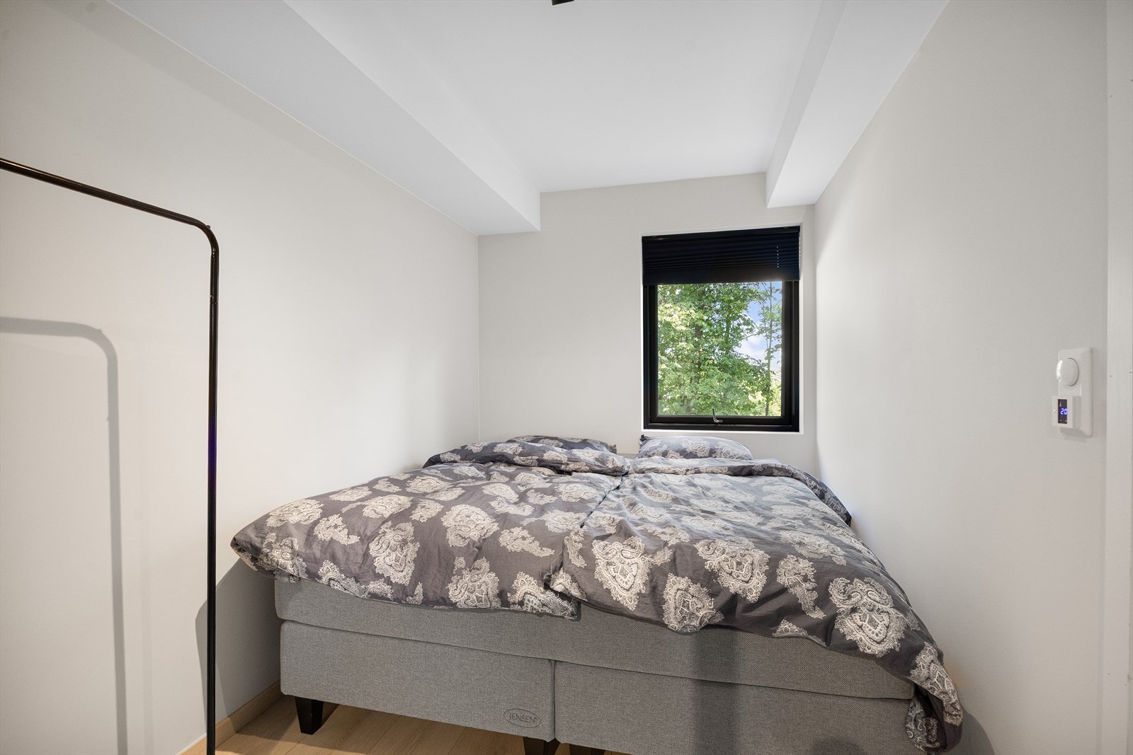 Rommet har i tillegg gode oppbevaringsmuligheter med en praktisk skyvedørsgarderobe med speilfronter. Galleribilde