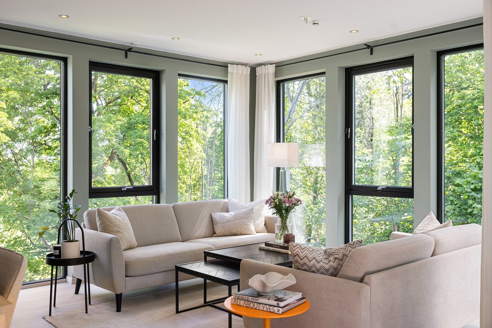 Eneboligen ligger svært skjermet til, med store, flotte grønne trær rett utenfor vinduet som gir en følelse av privatliv og ro. Galleribilde