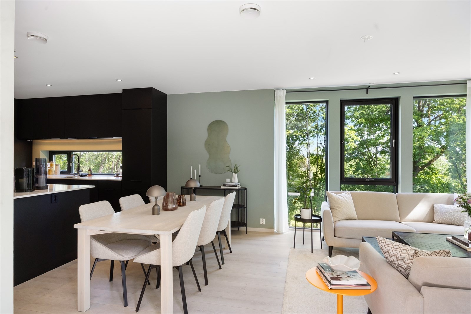 Boligen er utstyrt med Philips HUE-belysningssystem i alle rom, med unntak av loft og hovedbad. Systemet gir deg mulighet for app-styring, men kan også betjenes via vanlige lysbrytere. Galleribilde