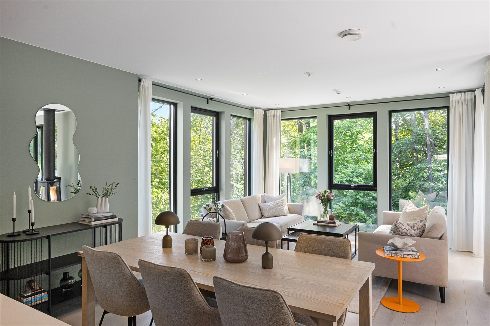 Begge sonene er lyse og luftige, takket være store vindusflater som slipper inn rikelig med naturlig lys og gir en behagelig romfølelse. Galleribilde