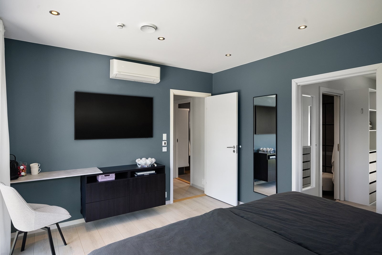 Hovedsoverommet er i tillegg utstyrt med varmepumpe, som bidrar til et behagelig inneklima året rundt. Galleribilde