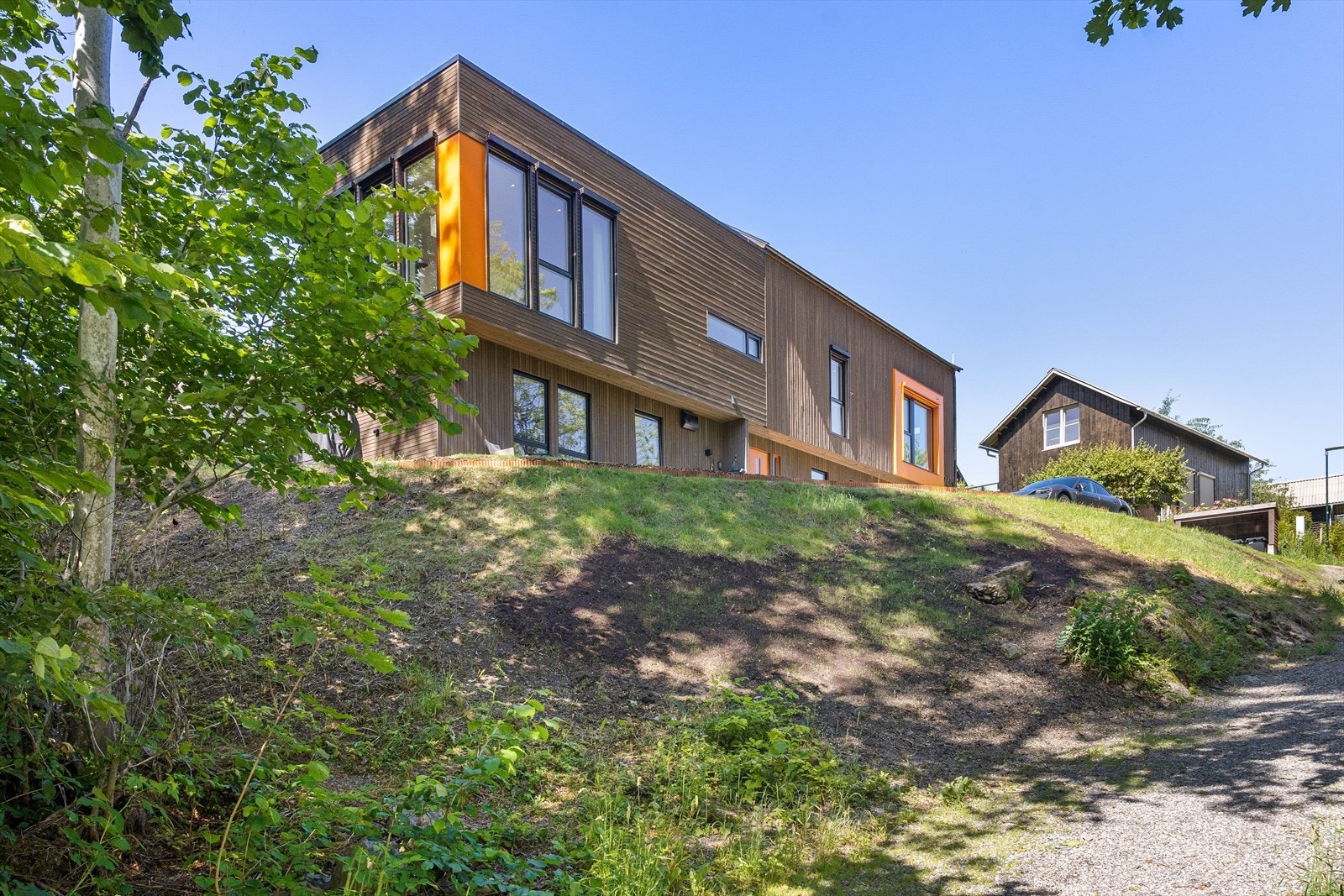 Eiendommen ligger i en blindvei uten gjennomkjøring forbi huset - noe som bidrar til en rolig og barnevennlig beliggenhet uten sjenerende trafikk. Galleribilde
