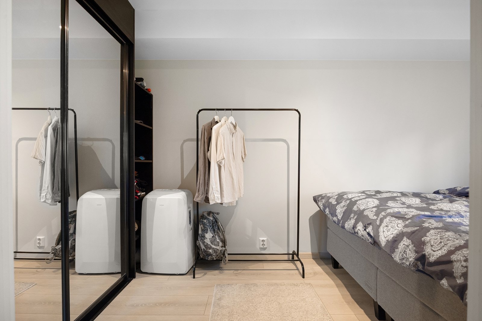 Soverommet er romslig, med plass til dobbeltseng, nattbord og tilhørende møbler. Galleribilde