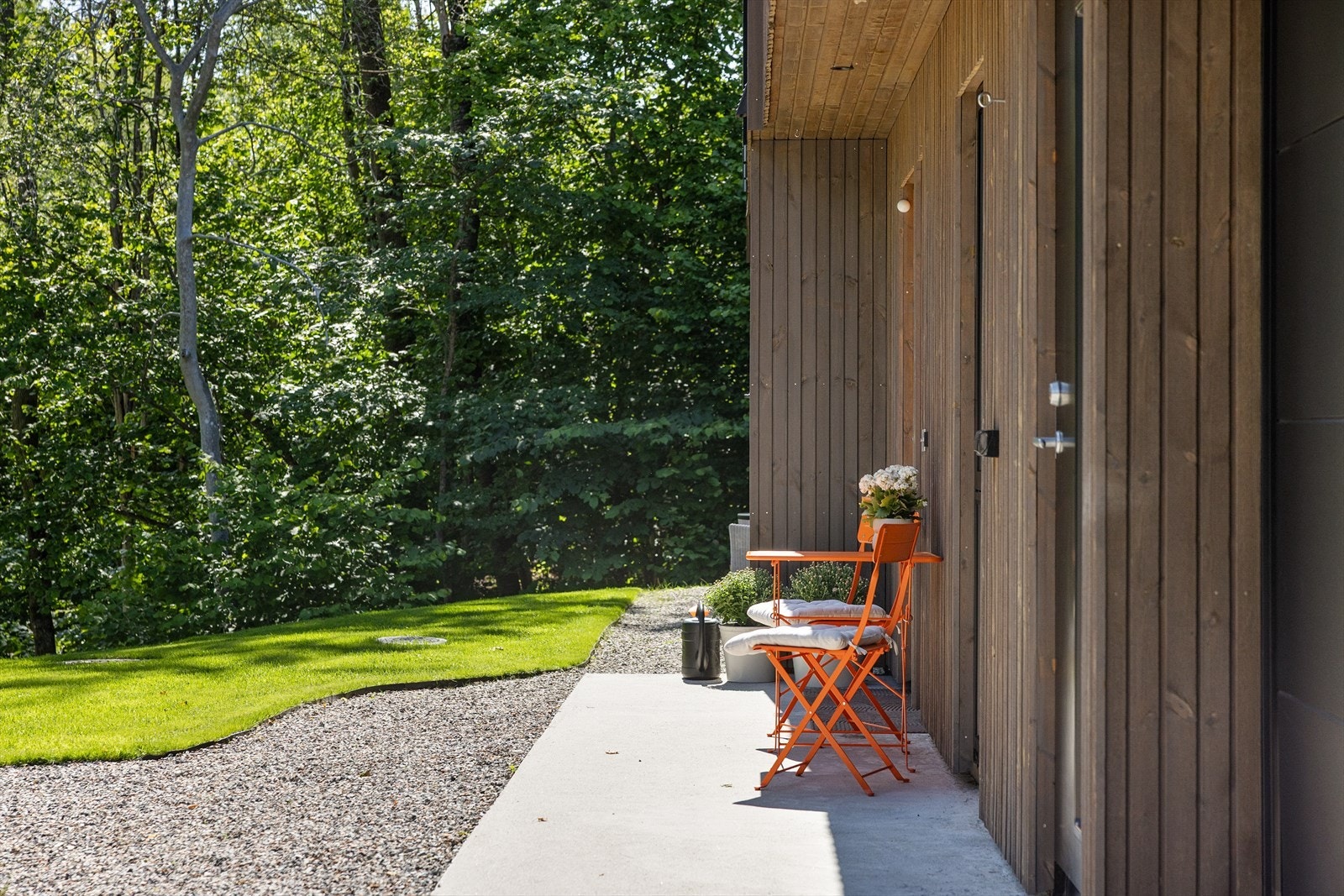 Hybeldelen har separat inngang og eget sikringsskap. Dette gir gode utleiemuligheter, og du kan oppnå skattefrie leieinntekter. Leies ut i dag for 12 500,- per måned. En smart og fleksibel løsning som kan bidra til å redusere boutgiftene betydelig. Galleribilde