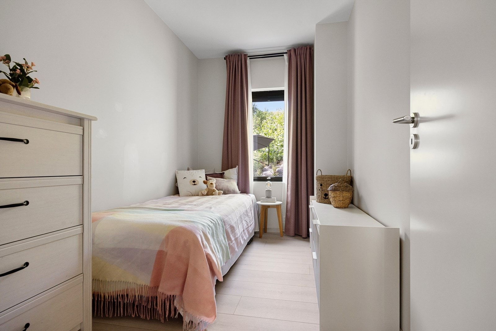 Soverom 2 er allsidig og egner seg like godt som barnerom, gjesterom eller hjemmekontor - avhengig av dine behov og livssituasjon. Galleribilde