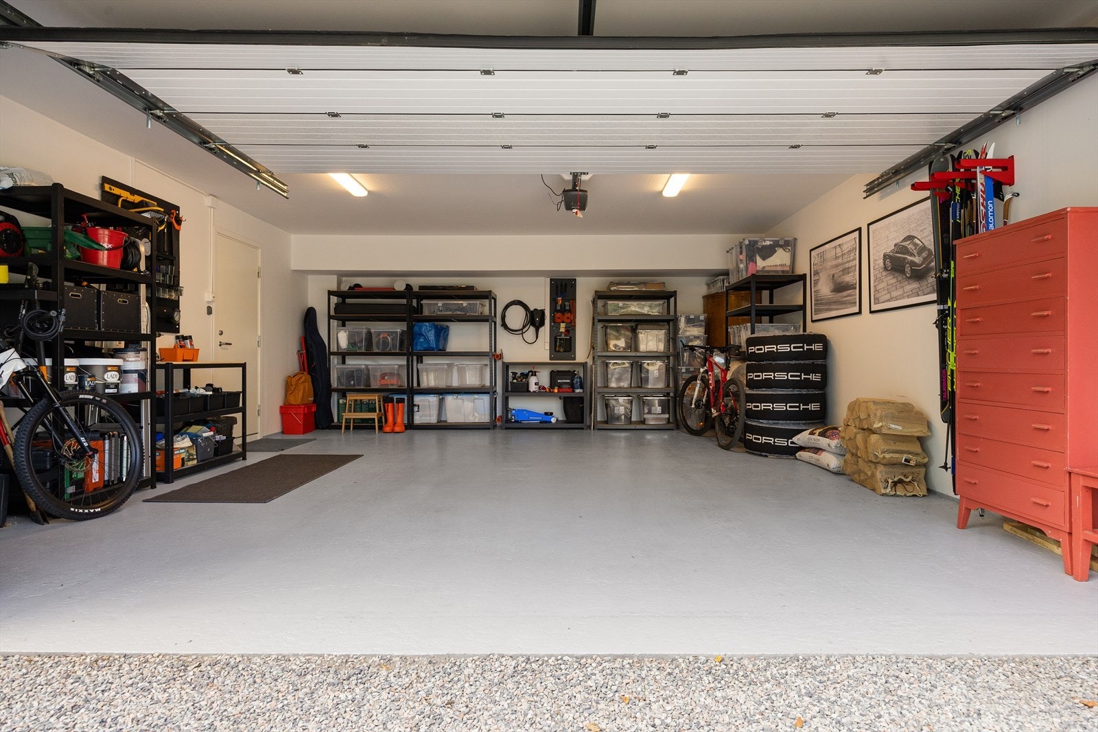 Vaskerommet har i tillegg direkte adkomst til den integrerte garasjen - en praktisk løsning som forenkler hverdagen, spesielt på kalde eller våte dager. Galleribilde