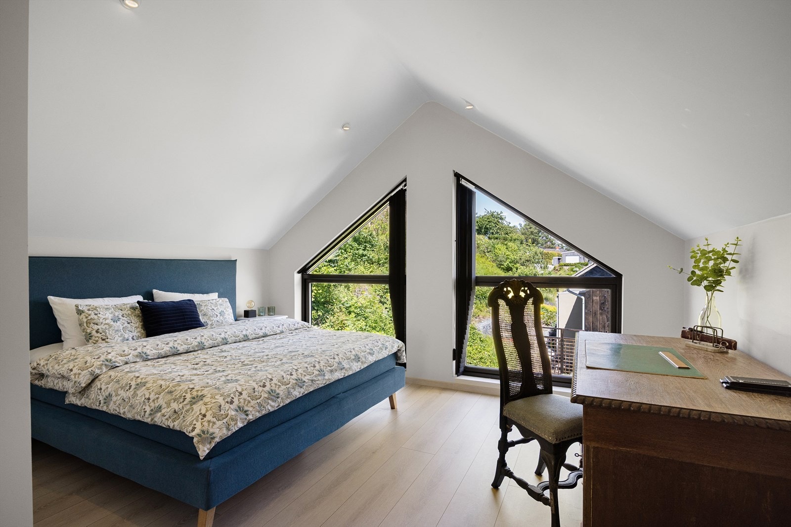 I 2. etasje finner du et romslig soverom med god plass til både seng, garderobe og øvrige møbler. Galleribilde