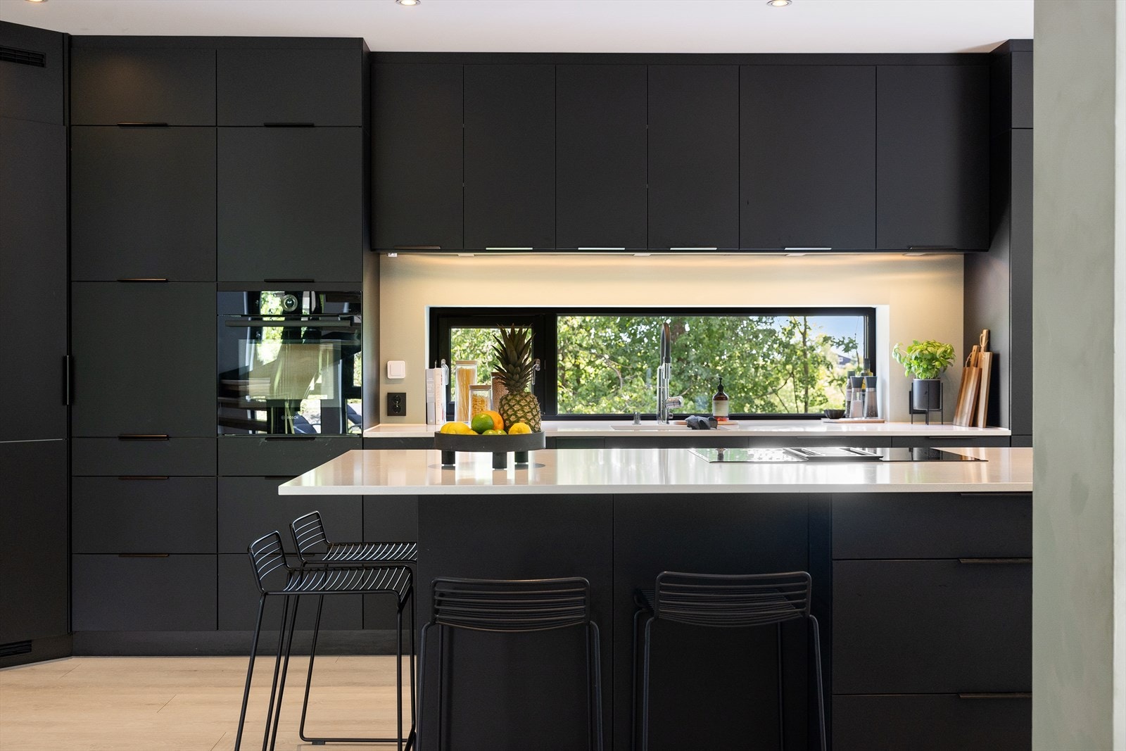 Over kjøkkenbenken sørger vindusflater for rikelig med naturlig arbeidslys - perfekt for husets kokk. Galleribilde