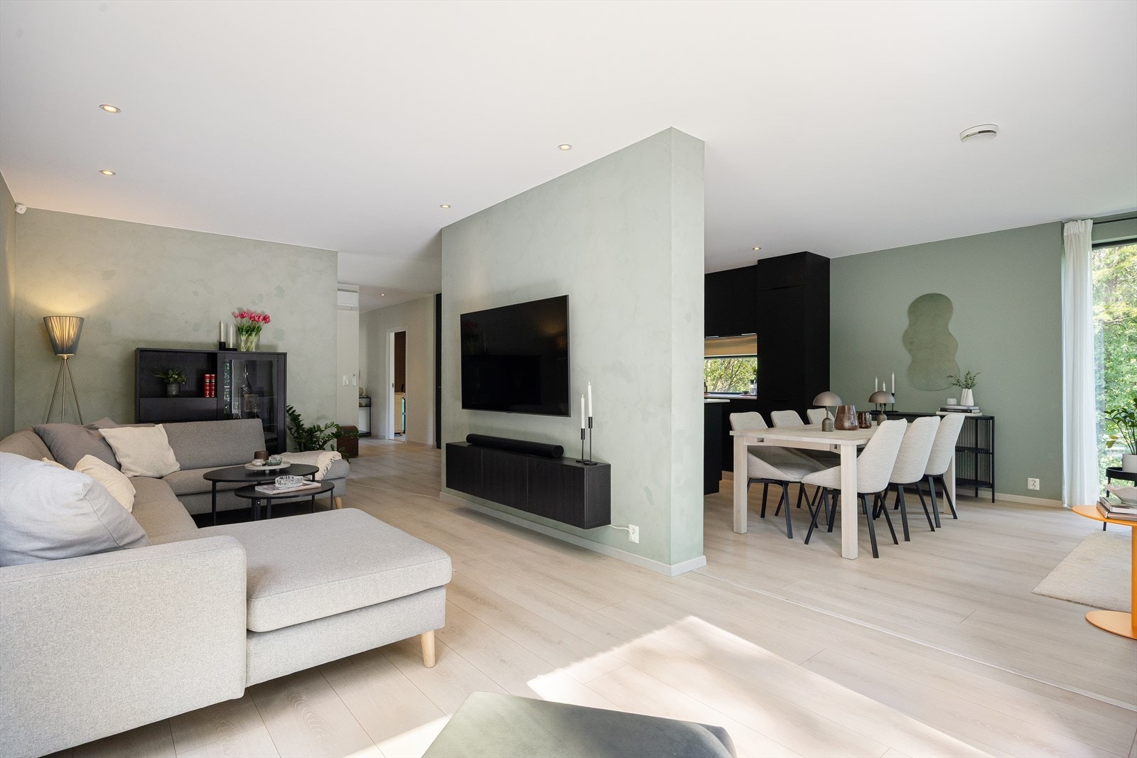 Boligen har balansert ventilasjon fordelt på to separate anlegg - ett for hoveddelen og ett for utleiedelen. Dette sikrer god luftkvalitet og effektiv ventilasjon i begge boenhetene. Galleribilde