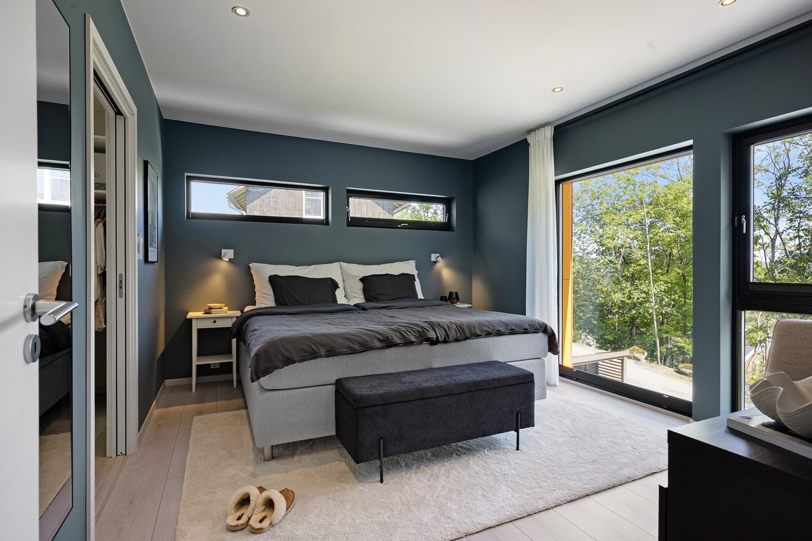 Hovedsoverommet er svært romslig, med god plass til en stor dobbeltseng, nattbord og øvrige møbler. Galleribilde