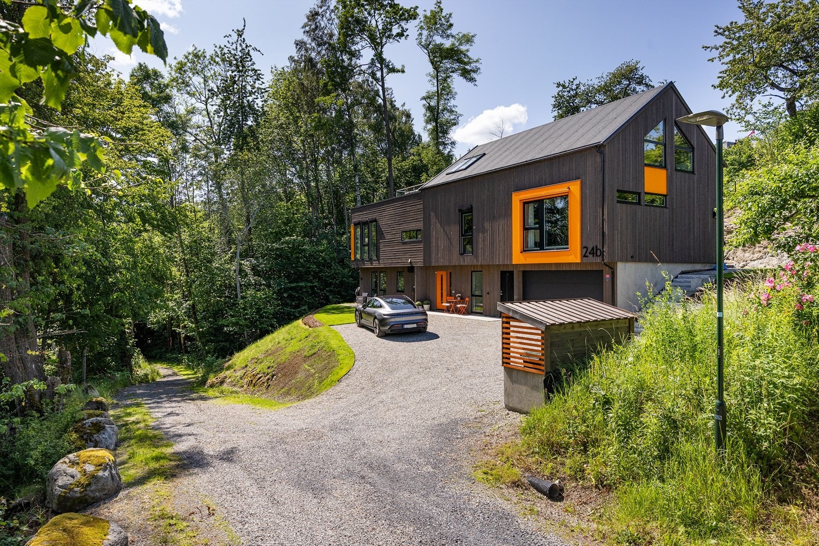 I tillegg er det romslig gårdstun med plass til flere biler, noe som gir praktiske parkeringsmuligheter for både beboere og gjester. Galleribilde