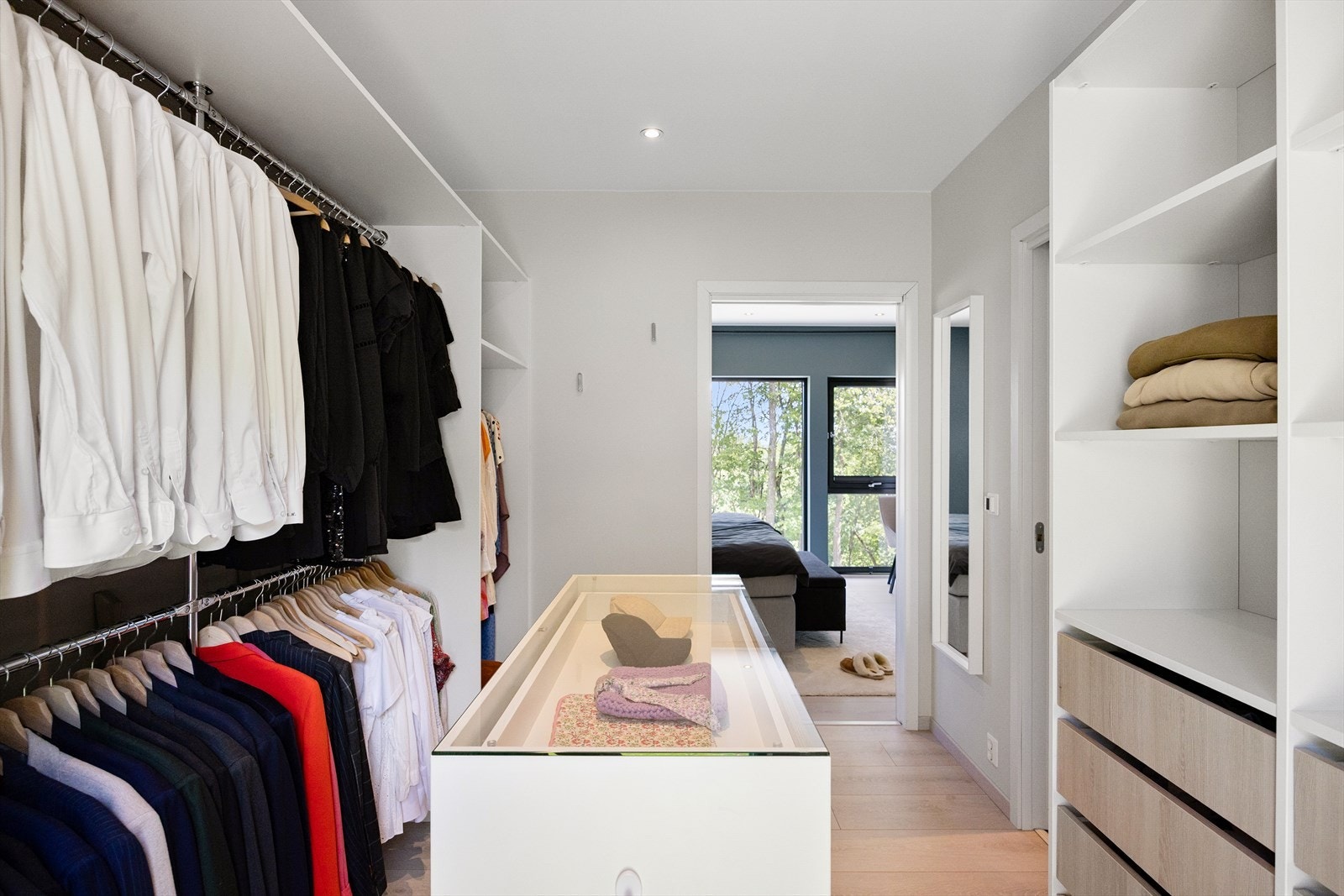 Her ligger alt til rette for en ryddig og organisert oppbevaring - lett tilgjengelig rett fra soverommet. Galleribilde