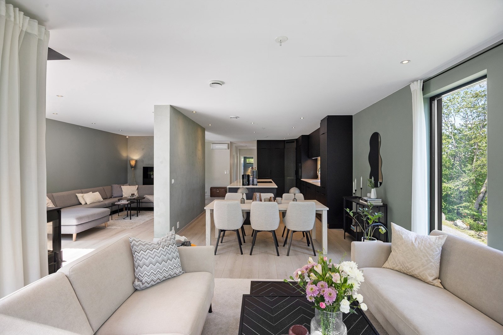 I tilknytning til kjøkkenet er det god plass til et stort og hyggelig spisebord, som inviterer til sosiale sammenkomster og hyggelige middager med venner og familie. Galleribilde