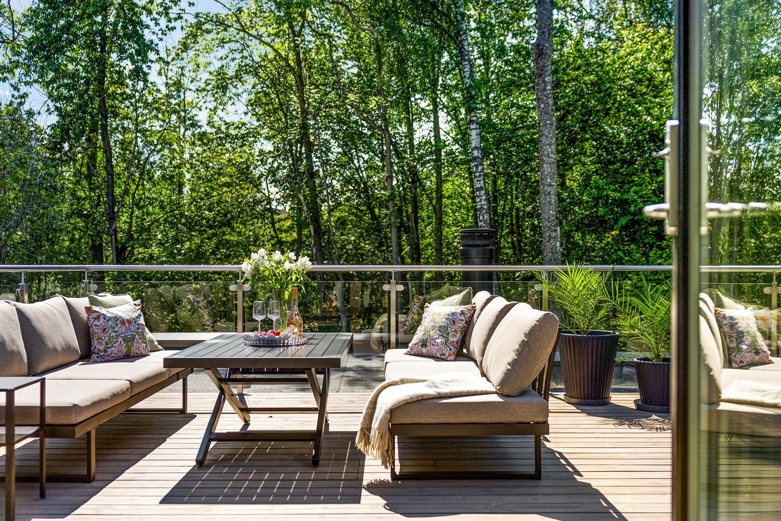 Fra loftstuen er det utgang til den flotte takterrassen - et herlig uterom som virkelig løfter bokvaliteten. Galleribilde