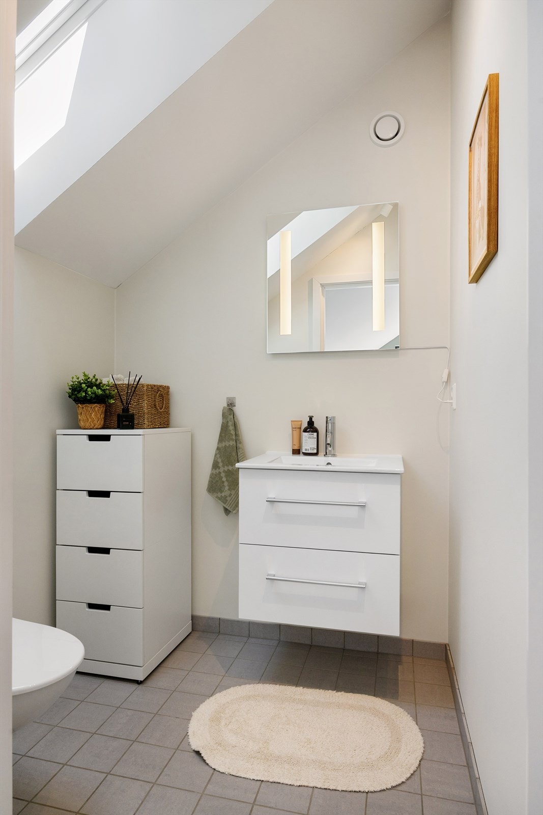 Toalettrommet er praktisk utformet og har elektrisk gulvvarme. Rommet er utstyrt med vegghengt WC, servant med speil og belysning. Galleribilde