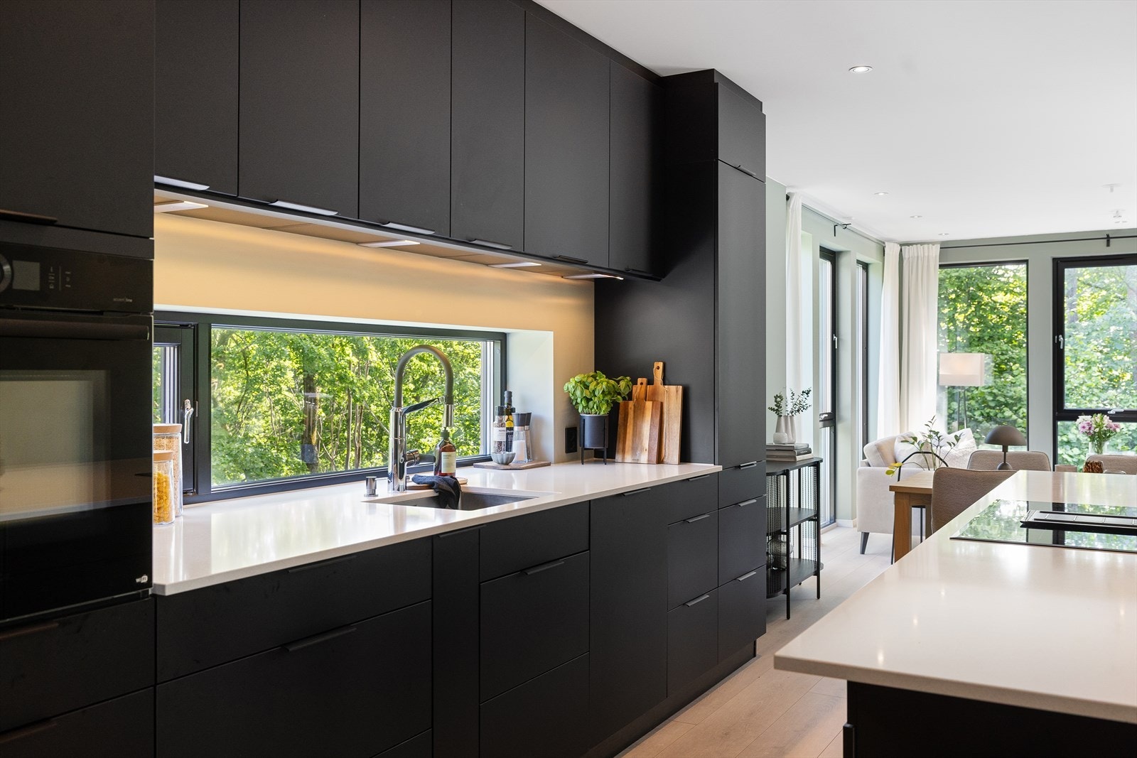 Kjøkkenet er utstyrt med integrerte hvitevarer, herunder stekeovn, mikrobølgeovn/kombiovn, kjøleskap, fryseskap, induksjonstopp og oppvaskmaskin. Galleribilde