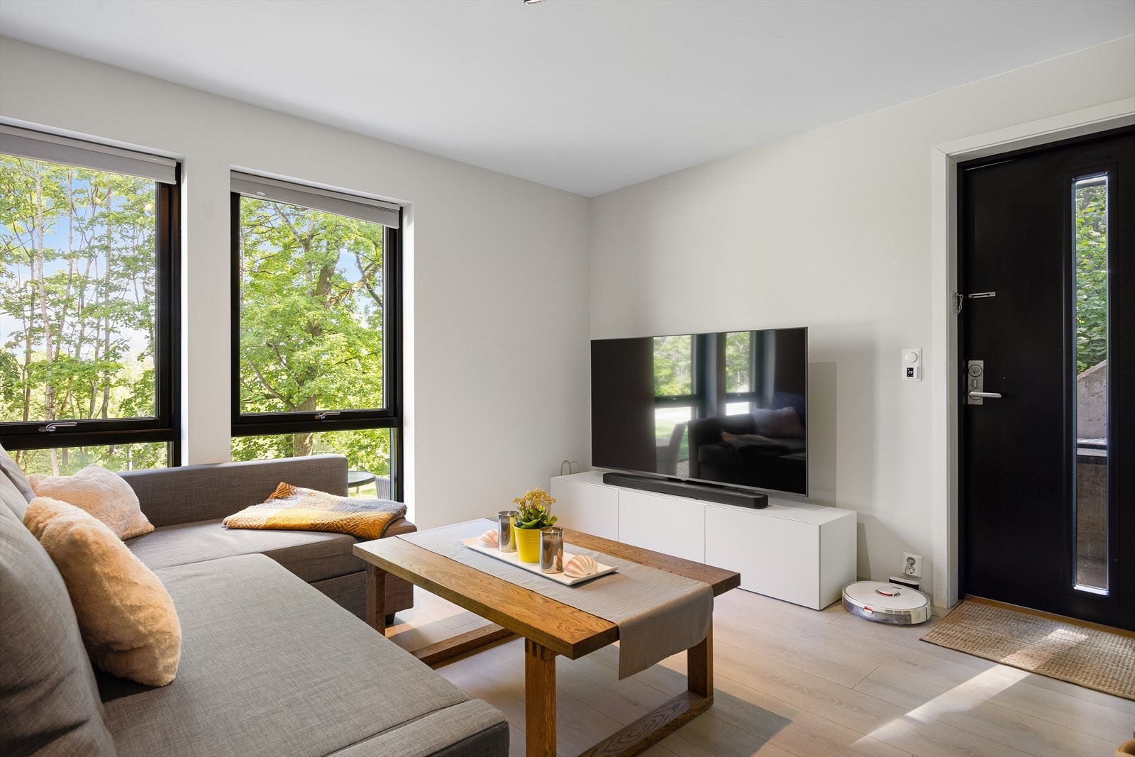 Stuen er lys og luftig med store vindusflater som sørger for rikelig med innslipp av naturlig lys. Galleribilde