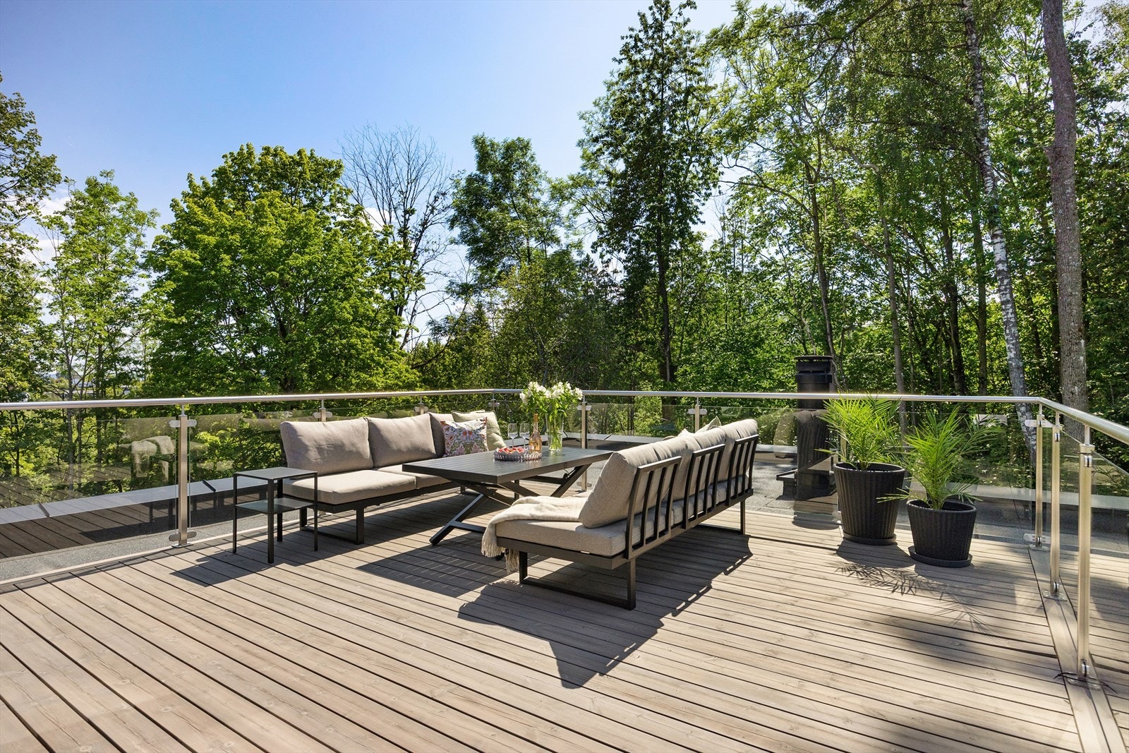 Terrassen er belagt med Møre Royal trykkimpregnerte terrassebord som gir et flott uttrykk og krever minimalt med vedlikehold. Galleribilde