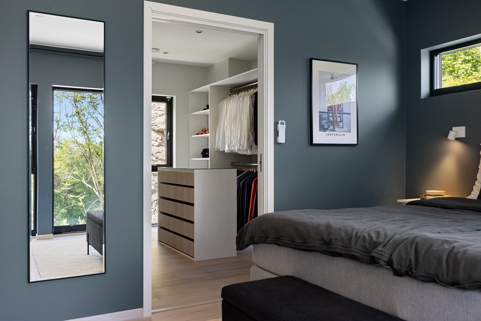 Hovedsoverommet har direkte adkomst til både walk-in-garderobe og hovedbad, noe som gir en praktisk og eksklusiv løsning i hverdagen. Galleribilde