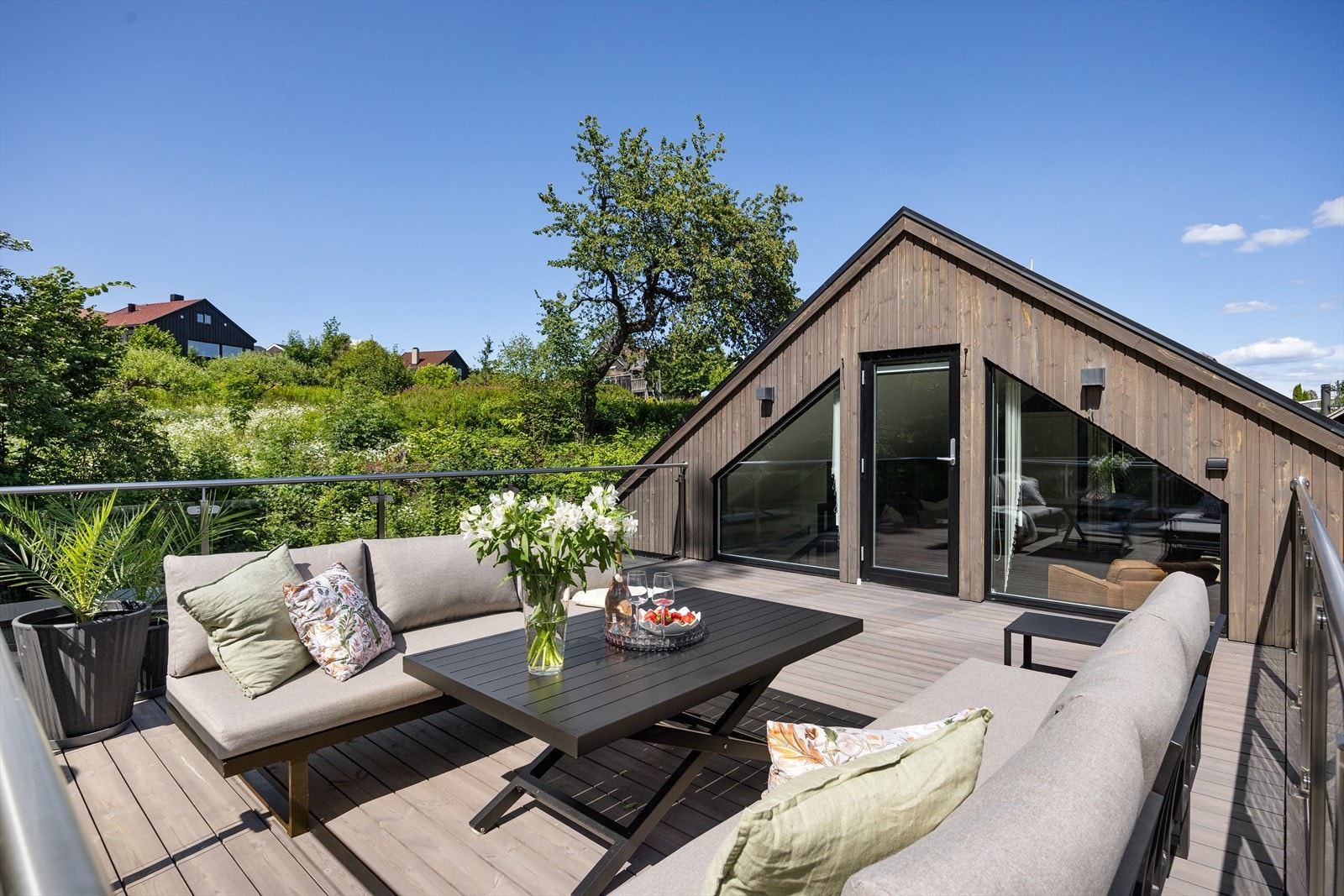 En sjelden kvalitet ved denne eneboligen er den flotte takterrassen på ca. 26 kvm - et eksklusivt og ettertraktet uterom som virkelig setter prikken over i-en. Galleribilde