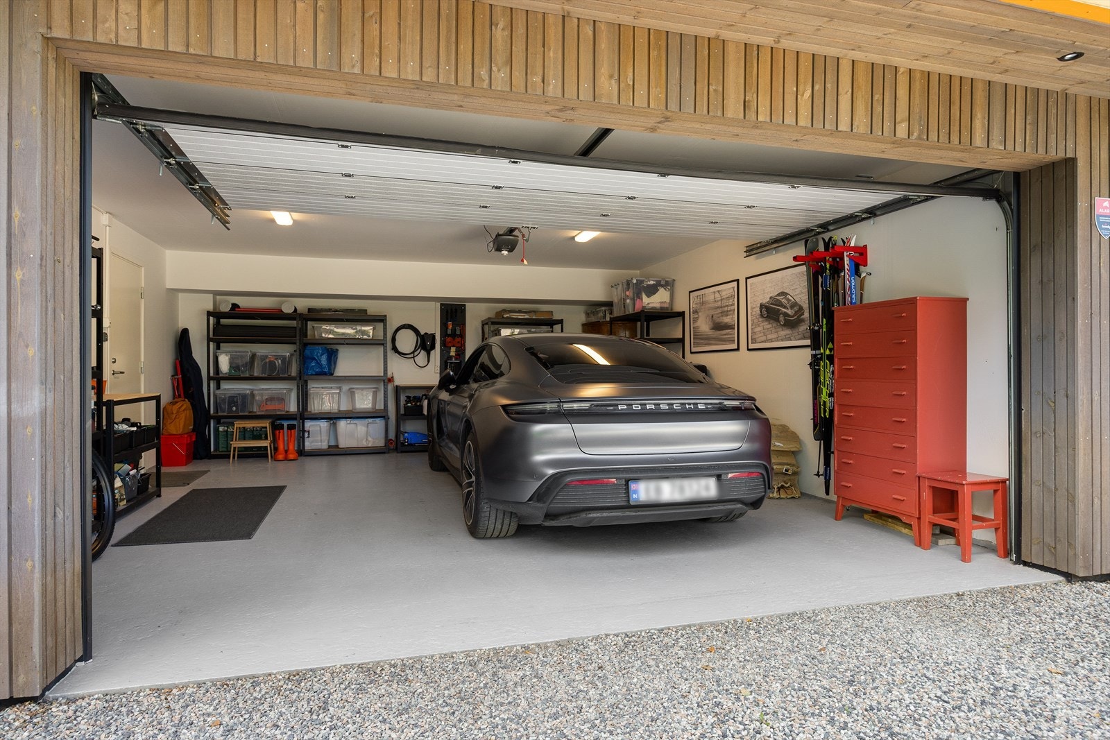 Boligen har en integrert garasje med plass til to biler, utstyrt med elektrisk leddport fra 2020. Praktisk adkomst fra garasjen direkte inn til vaskerommet. Det er også installert ladeboks for elbil (ladekabel medfølger ikke). Galleribilde