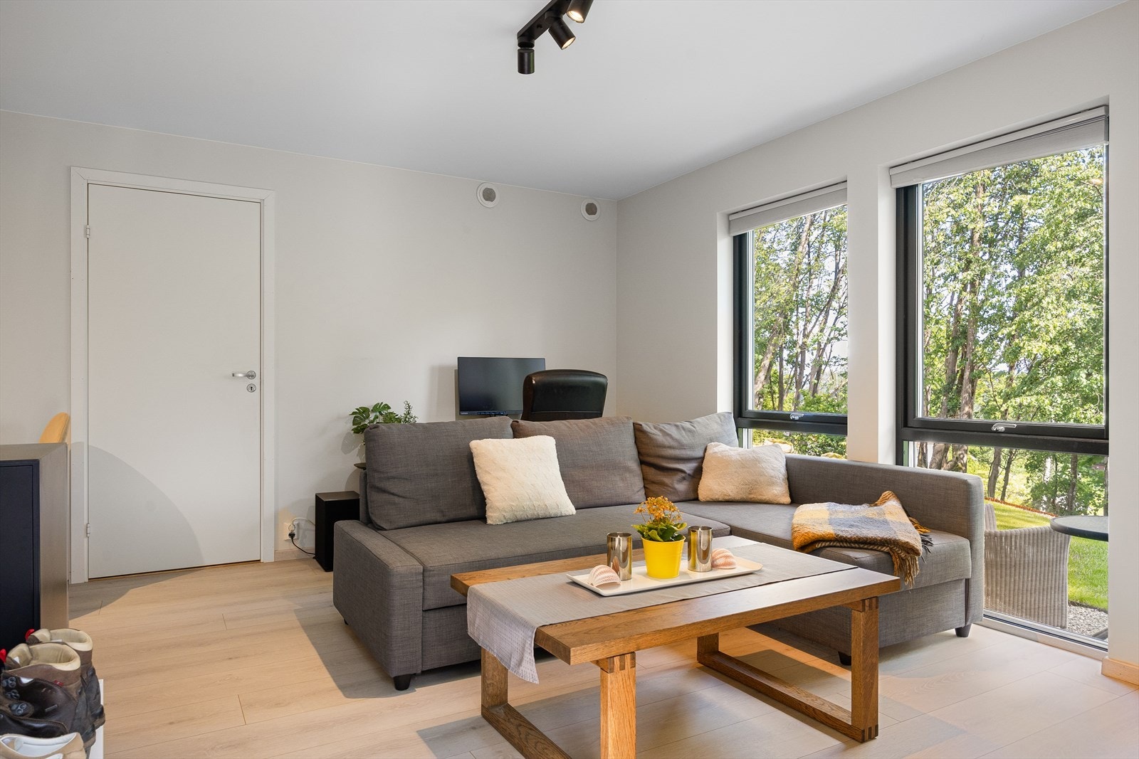 Planløsningen åpner opp for flere møbleringsmuligheter med plass til sofagruppe, TV-møbler og spisebord med tilhørende stoler. Galleribilde