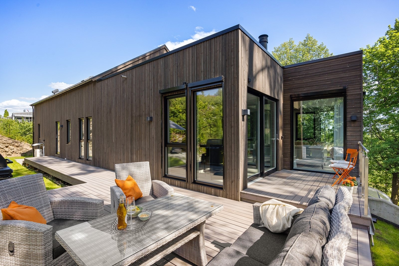 Fra stuen er det utgang til en flott markterrasse på ca. 39 kvm, belagt med stilrene og slitesterke terrassebord i Møre Royal. Galleribilde