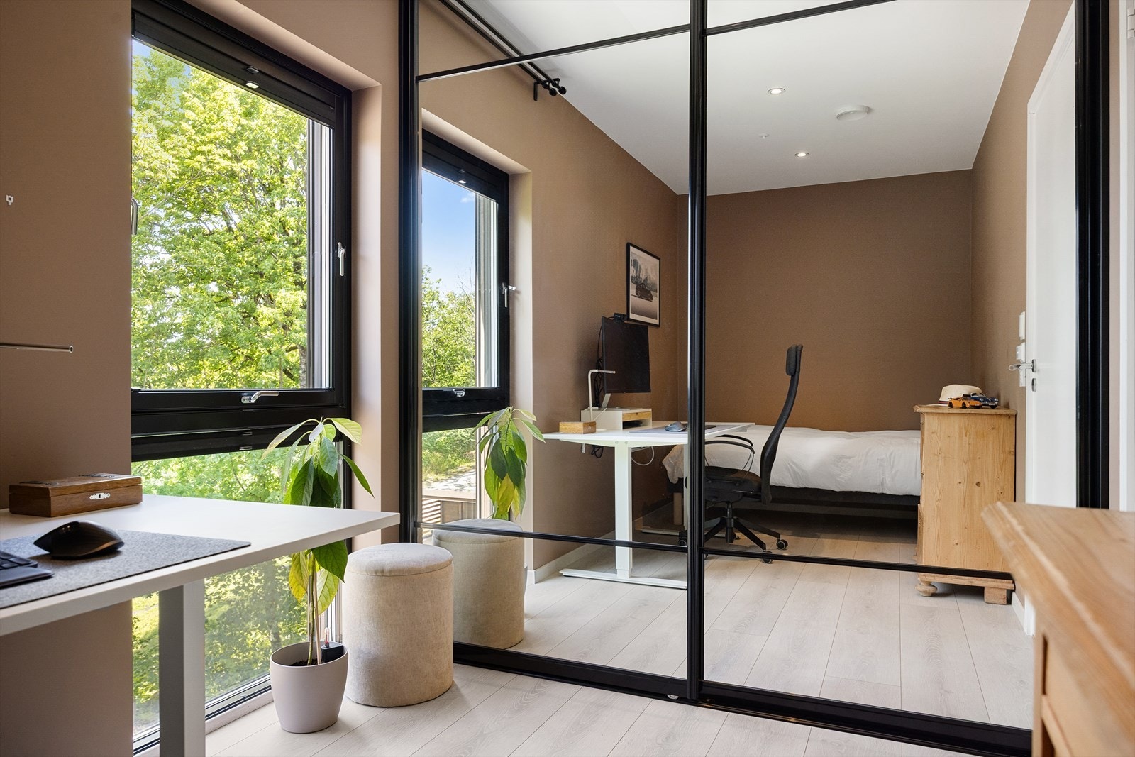 Det har også gode oppbevaringsmuligheter i en romslig skyvedørsgarderobe med speilfronter, som både gir god lagringsplass og bidrar til en luftig romfølelse. Galleribilde