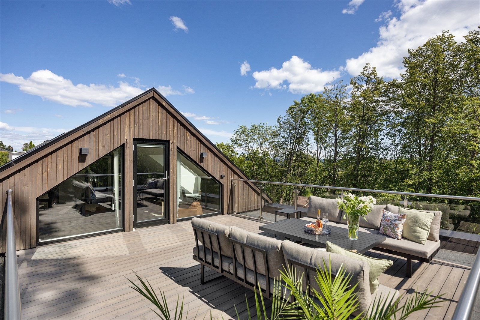 Det er god plass til både spisegruppe, loungemøbler og beplantning - perfekt for late sommerdager, grilling og hyggelige kvelder med venner og familie. Galleribilde