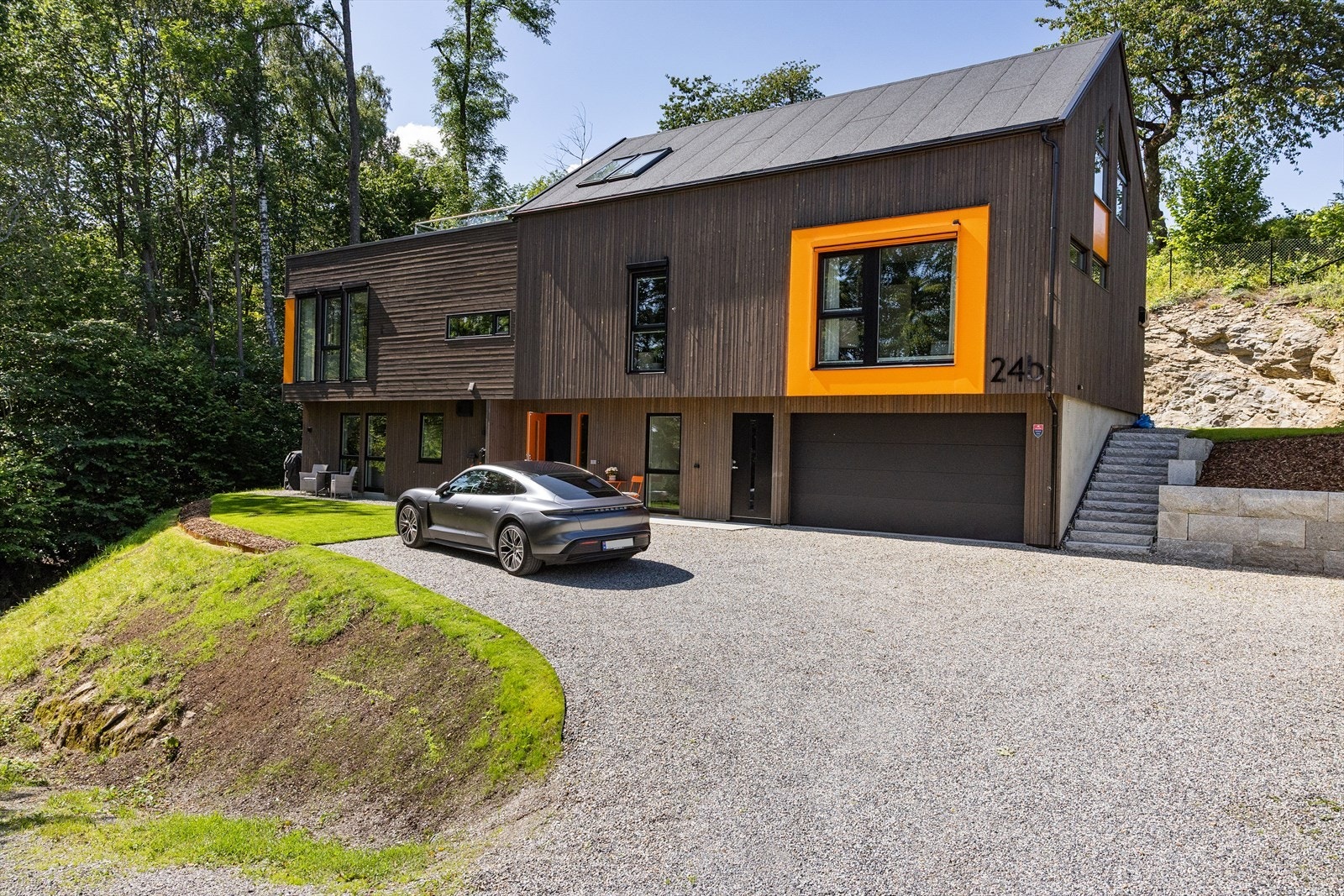 Velkommen til Båstadryggen 24B! Dette er en moderne enebolig fra 2020, fordelt over to plan pluss underetasje med integrert garasje. Galleribilde