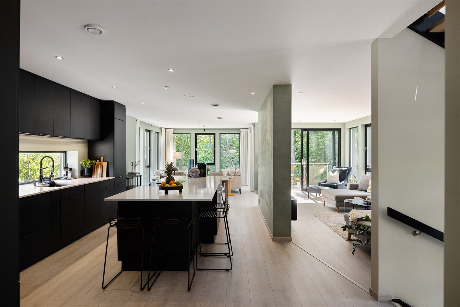 Stuen er praktisk delt inn i to separate soner, noe som skaper både funksjonelle og hyggelige områder. Galleribilde