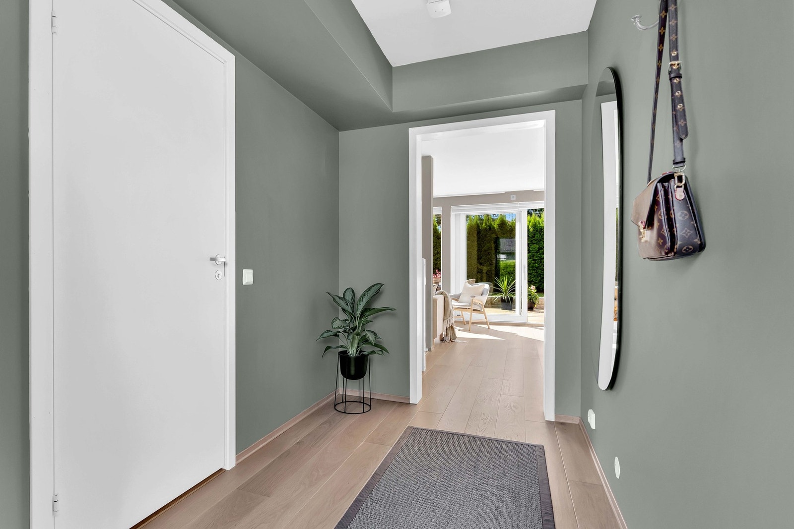 Romslig og innbydende entrè. Galleribilde