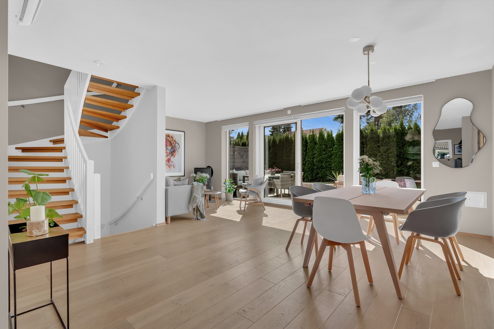 Veggoverflater består av malt mur og malte plater. Galleribilde