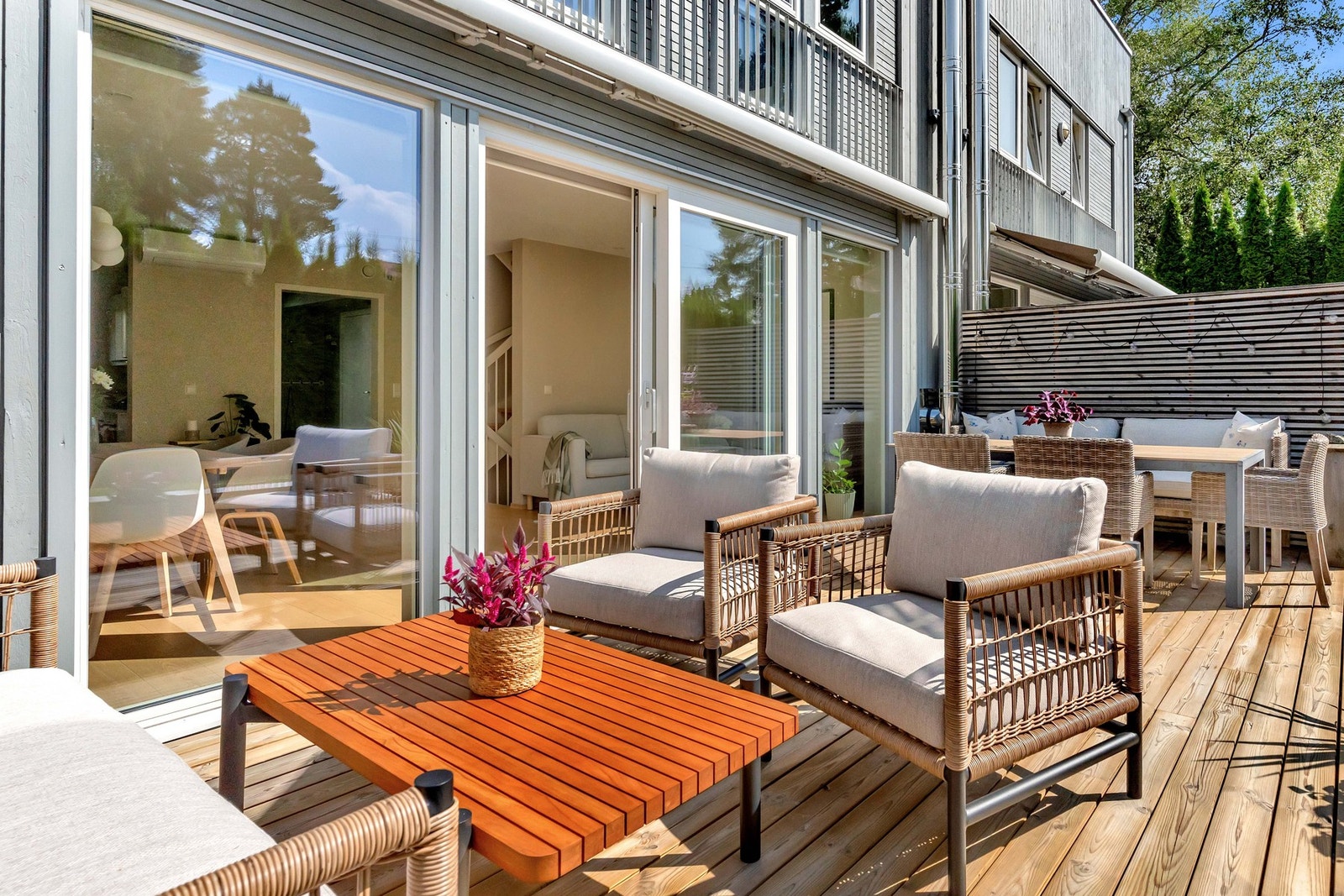 Terrassen er utstyrt med markise med fjernbetjening. Levert og montert av Hilmar Hammerhei avd. Nordstrand. Galleribilde