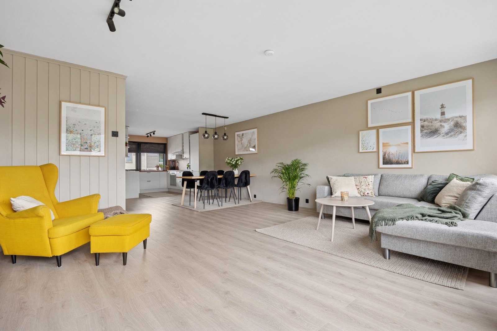 Oppvarming gjennom vannbåren varme i radiatorer som er inkludert i de månedlige felleskostnadene. Dette gjelder følgelig også forbruk av varmtvann. Galleribilde