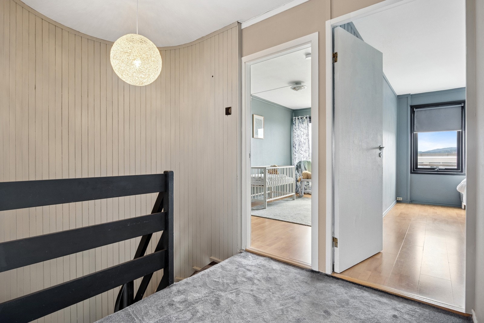 Tar man trappeløpet opp til 3. etasje ankommer man et romslig gangareal som fordeler seg til 3 soverom, bod og et flislagt bad. Galleribilde