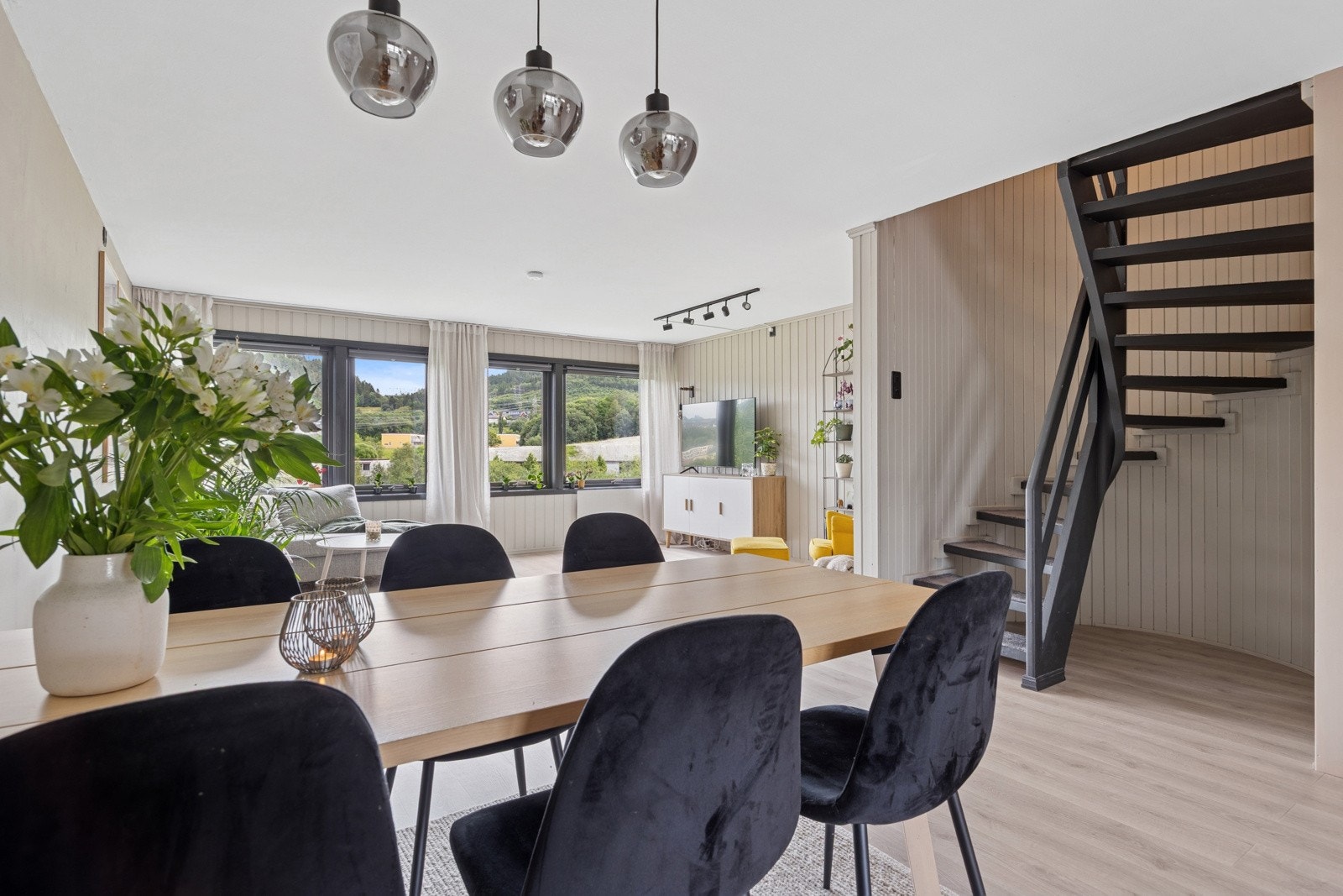 Interiøret er moderne med lyse overflater og 1-stavs laminatgulv. Galleribilde