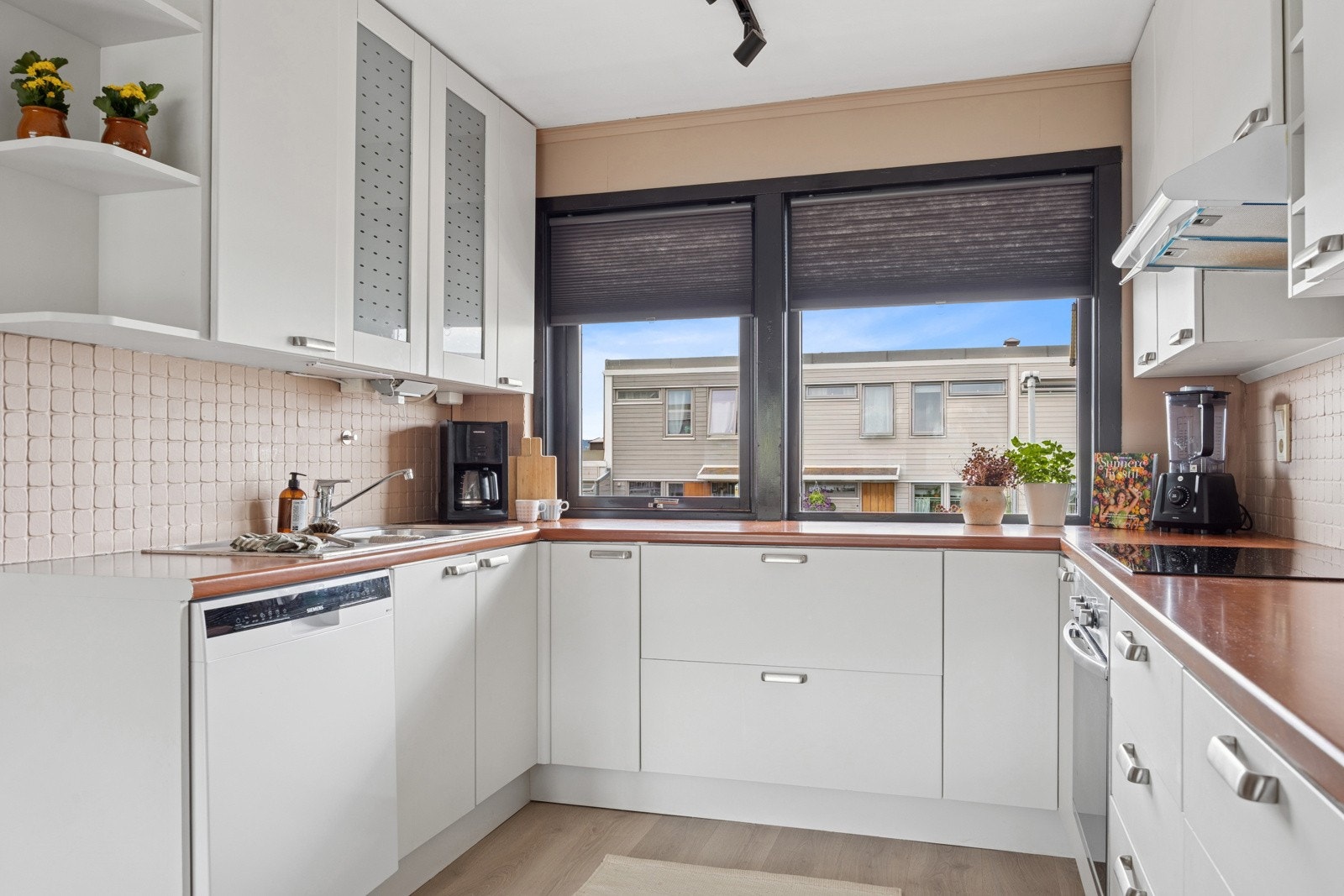 Det er medfølgende hvitevarer i form av oppvaskmaskin, stekeovn, platetopp og kombiskap. Galleribilde