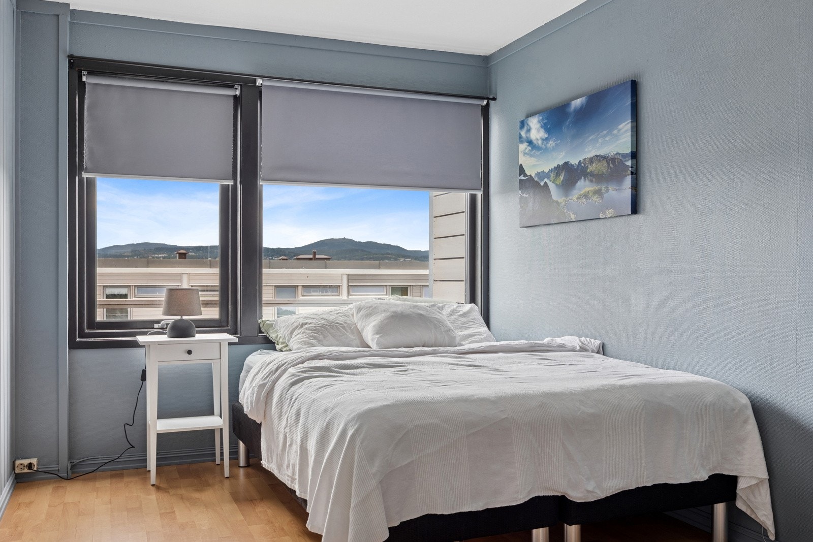 Soverommene er av god størrelse og måler henholdsvis 10 kvm, 11,5 kvm og 11,5 kvm. Galleribilde