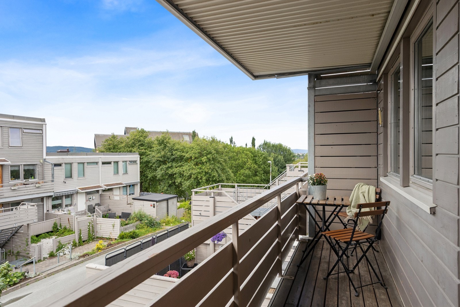 Ved inngangspartiet disponerer man et vestvendt uteareal på 5 kvm med plass til et lite kafésett med bord og stoler. Galleribilde