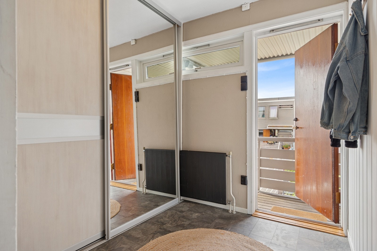 Du blir møtt av en romslig entré med god plass til oppbevaring av klær og sko. Galleribilde