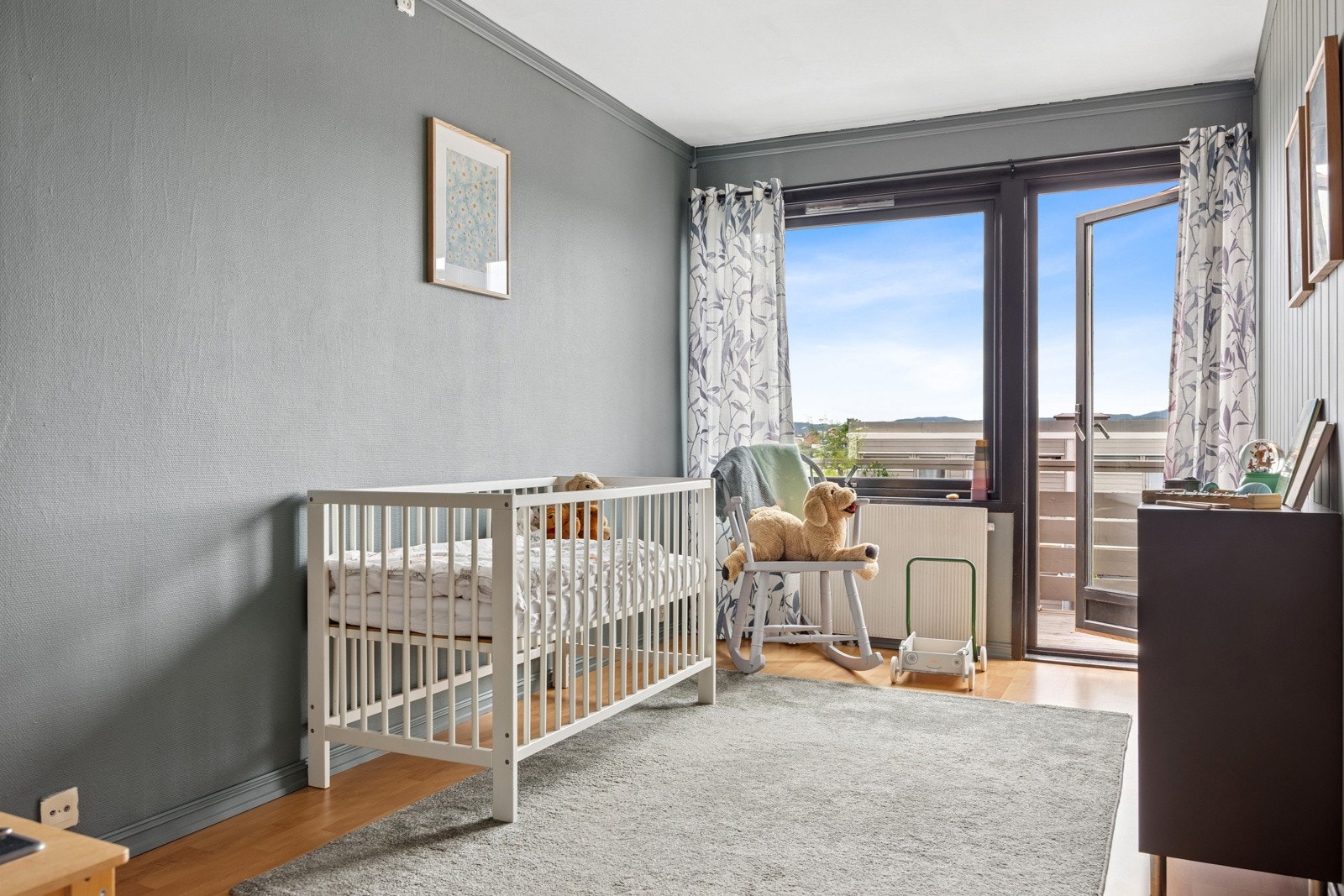 Det er god plass til seng, garderobeskap og arbeidsbord for lekser eller hjemmekontor på alle rom. Galleribilde