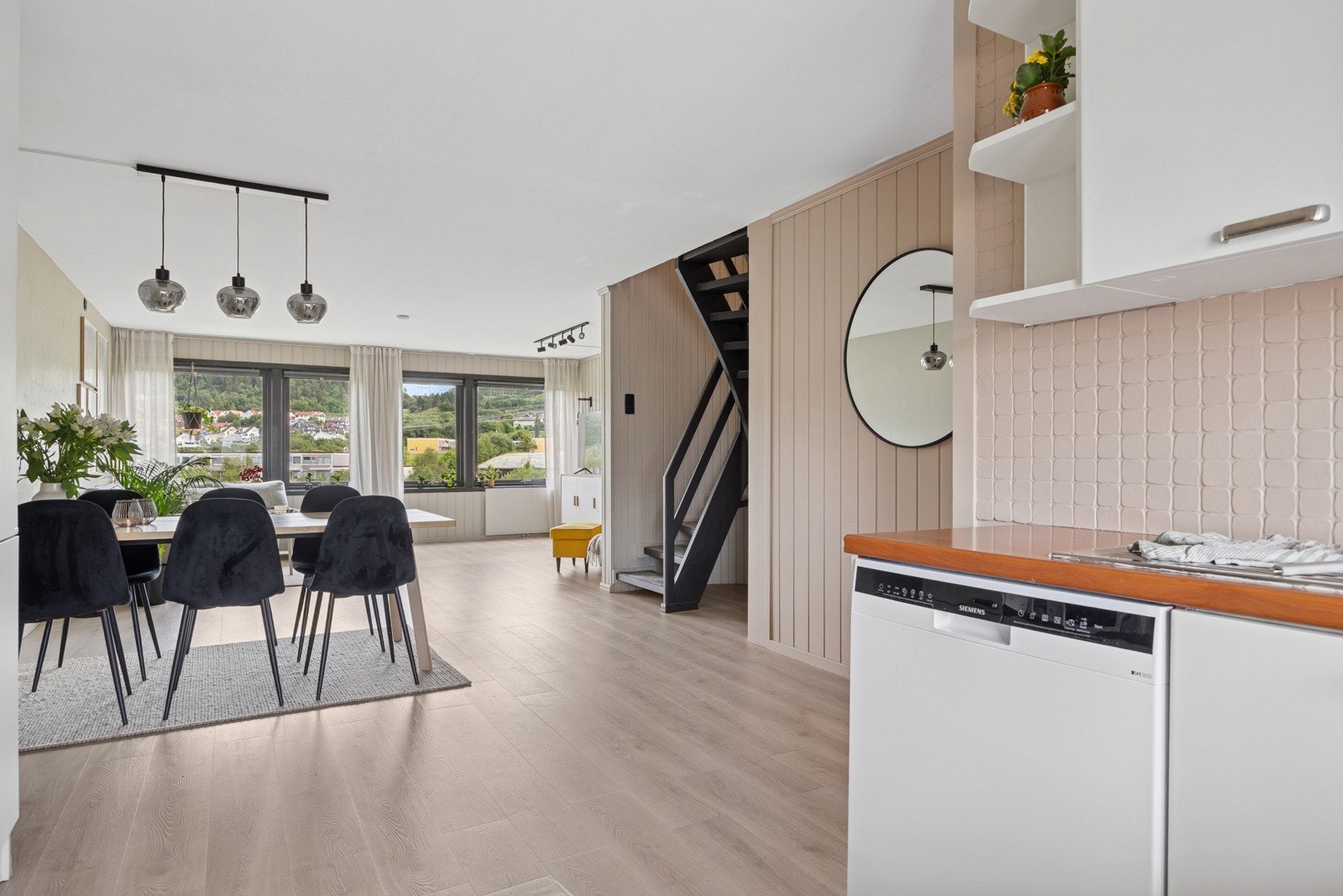 Rommet oppleves lyst og luftig med vindusflater ved begge endevegger. Galleribilde