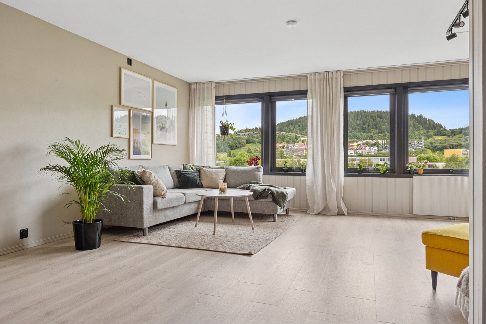 Den fine beliggenheten i 2. etg gjør at man har begrenset med innsyn til boligen. Galleribilde