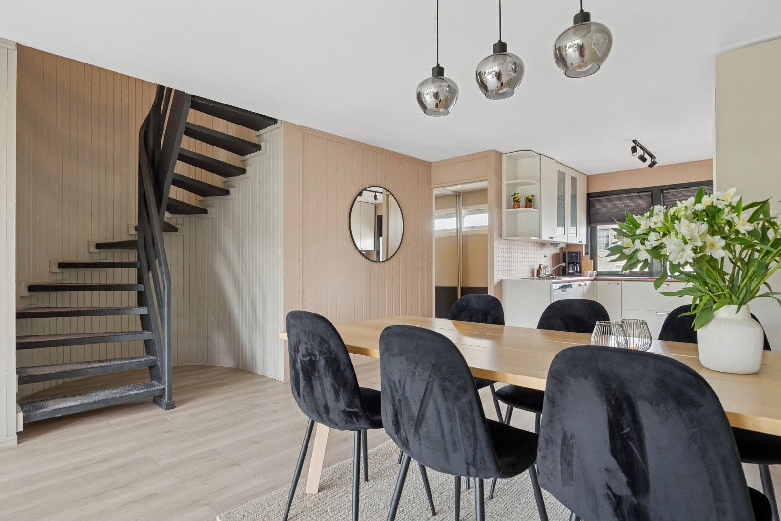 Her er "alt" inkludert i felleskostnadene, foruten strøm. Selger opplyser om et årlig strømforbruk på ca. 4 977 kWh. Galleribilde