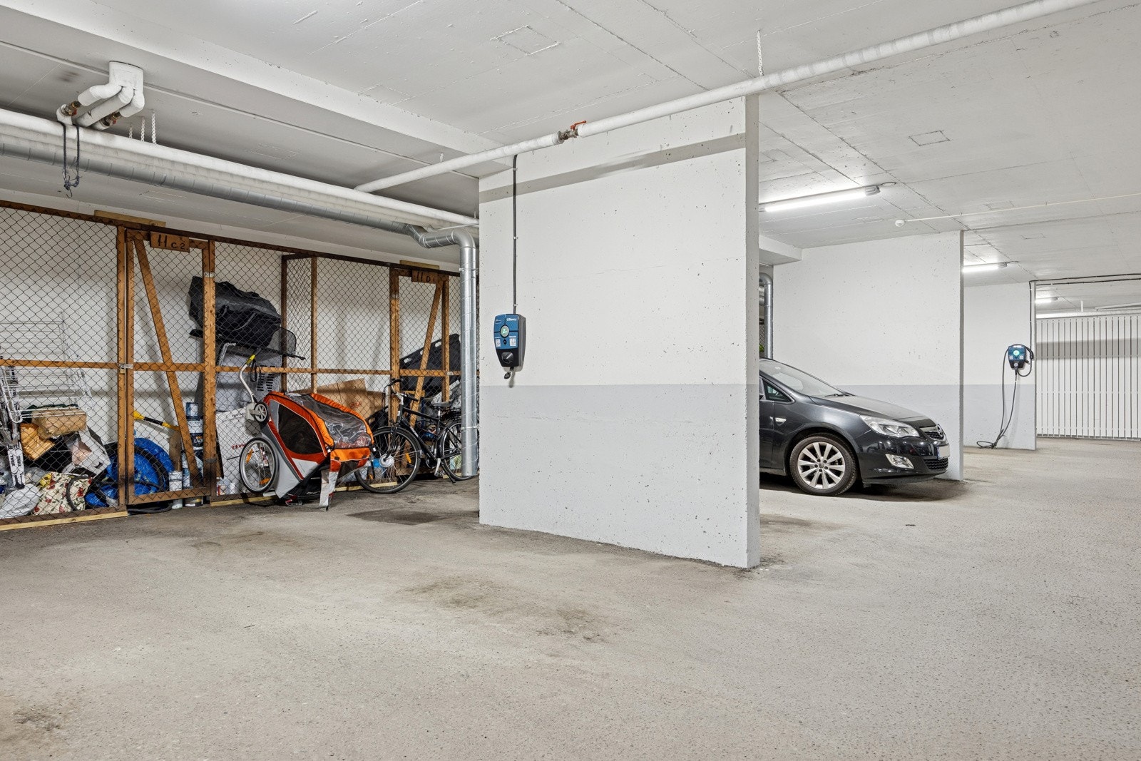 Egen garasjeplass i oppvarmet garasjekjeller medfølger. Det er montert ladeboks for elbil. Galleribilde