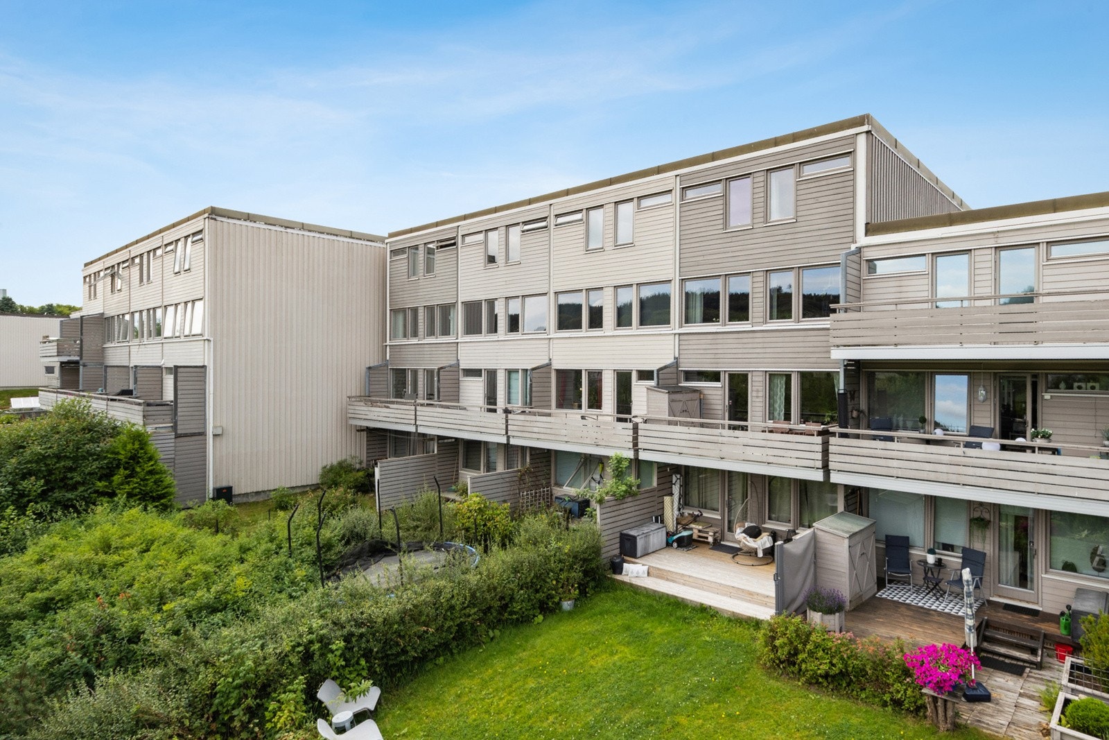 Boligen har en tilbaketrukket og solrik beliggenhet i et rolig og familievennlig felt på Risvollan. Galleribilde